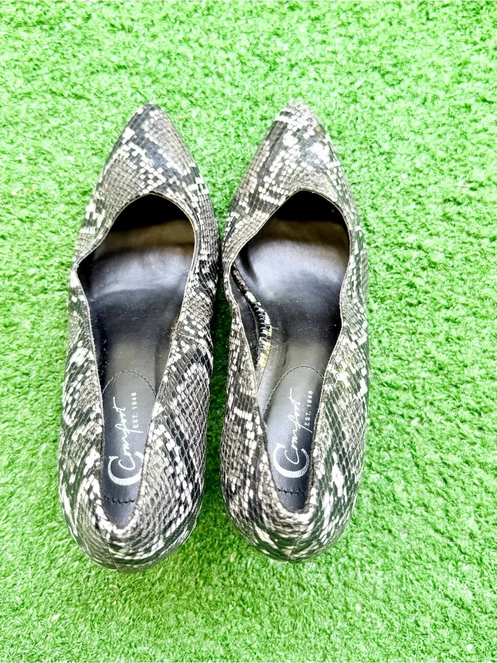 C. Comfort Est. 1946 Snakeskin Pointed Toe Pumps Women's US 7 Heeled Shoes